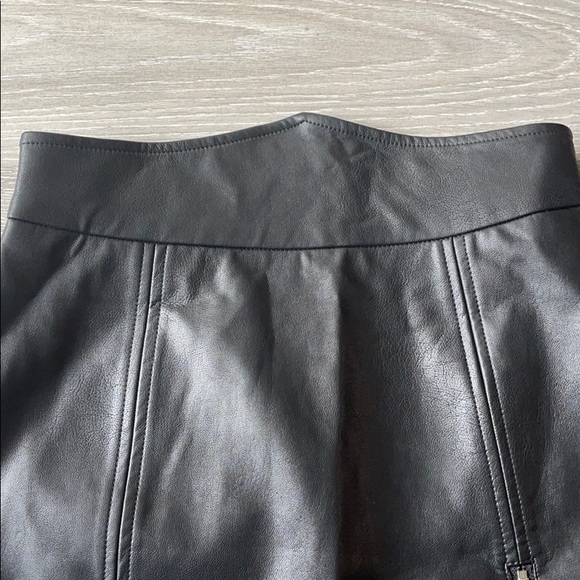 Black Side Zip Leather Mini Skirt - Picture 7 of 8